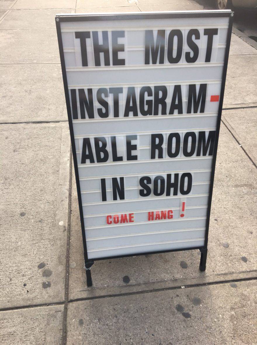 Glossier紐約Soho總部外的一塊牌子上寫著:Soho區最適合上instagram的房間。來掛!