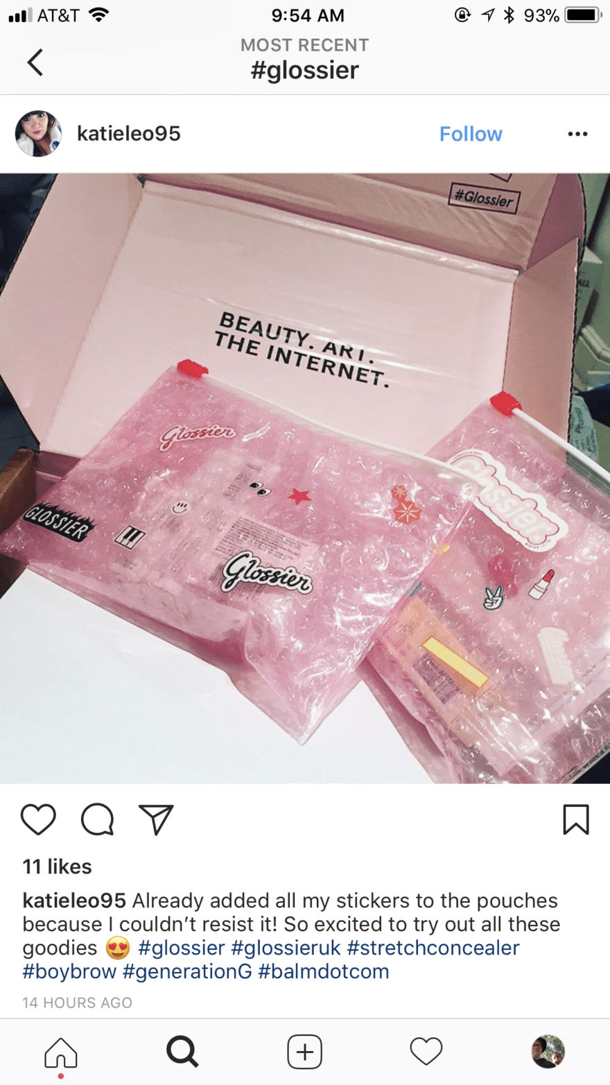Bài đăng của người dùng Instagram trên các gói giao hàng Glossier với nhãn dán