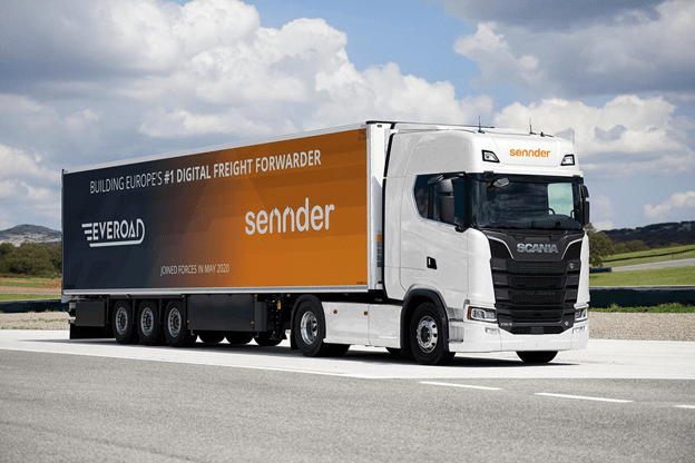 A semi truck with a trailer showcasing the sennder and Everoad logo